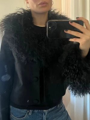 Charlotte Simone - Cropped Penny Jacket - Säljer min svarta pälsjacka från Charlotte Simone. Jackan har använts max två gånger och är en perfekt vårjacka med en kortare passform. Om du är intresserad finns kvitto att visa.  Perfekt för dig som vill ha en svart fräsch jacka som kan användas både till vardags eller för festligare tillfällen. Limited edition - Cropped Penny Jacket.