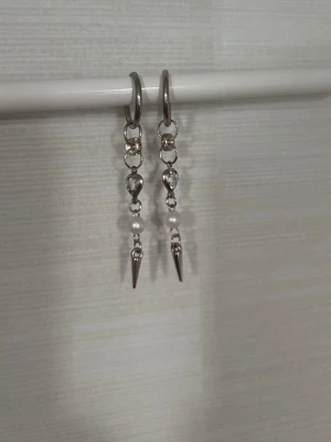 Pärl och hjärt silver örhängen - Ett par vackra långa silver örhängen med pärlor,hjärtan och en glitter detalj handgjorda av mig!🤍 Skriv gärna vid frågor🤗