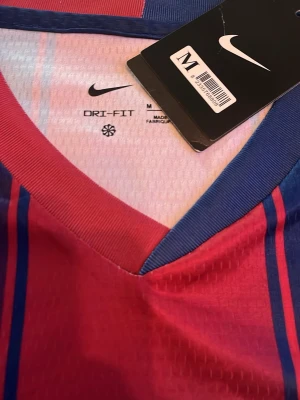 FC Barcelona matchtröja Nike M - Säljer en officiell FC Barcelona matchtröja från Nike i storlek M. Tröjan har klassiska blå och röda vertikala ränder, gul Spotify-logga på bröstet och klubbmärke. Tillverkad i Dri-FIT-material som andas och håller dig torr under träning eller match.