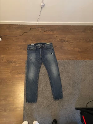 Diesel jeans W34 L30  - Blå diesel jeans med slitningar storlek W34 L30. 