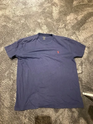 Polo Ralph Lauren T-shirt  - Snygg marinblå t-shirt från Ralph Lauren med klassisk röd broderad logga på bröstet. Såklart äkta. 