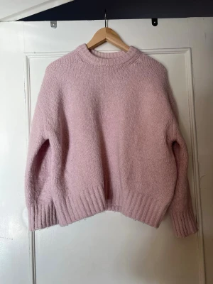 Rosa stickad tröja - 💗 Soft pink knitted sweater 💗   Selling a cozy soft pink knitted sweater with a relaxed fit and ribbed cuffs, hem, and neckline. Super comfortable and perfect for everyday wear during fall and winter. Easy to style with jeans, trousers, or skirts.    • Color: Soft pink   • Material: Knitted fabric   • Fit: Relaxed / slightly oversized   • Details: Ribbed neckline, cuffs, and hem   • Style: Cozy / casual / everyday   • Condition: Very good condition    #vinted #pinkswearer #knitsweater #cozystyle
