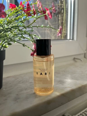 Victoria’s Secret Mist Bare - 75 ml Body Mist från Victoria’s Secret I doften ”Bare”. Lite använt från den. 