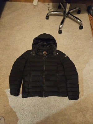 Colmar Jacka - 50 - Strlk 50 motsvarar ungefär M. Jackan är i riktigt bra skick 9/10. Vid frågor så är det bara skriva.