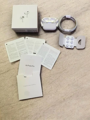 Apple AirPods Pro  - Säljer ett par vita Apple AirPods Pro med trådlöst laddningsetui. Hörlurarna är in-ear och levereras med extra silikontoppar, USB-C laddningskabel och originalförpackning. Snygg och stilren design i blankt plastmaterial, perfekt för musik och samtal. Serienummer är även godkänd. Går att diskutera för ett lägre pris