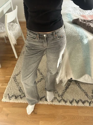 Grå raka jeans från Weekday - Ett par grå jättefina jeans från Weekday med raka ben.