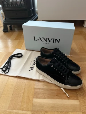 Lanvin Cap Toe - Svart - Otroligt feta lanvins i storlek UK 7 = EU 41, passar dock även 42! De är endast lite använda vilket kan synas på innersulorna o små repor på cap toe lacken, annars i riktigt fint skick samt mockan är som ny. Låda, dustbag och extra snören ingår vid köp och vid frågor eller funderingar är det bara att höra av sig! 😁