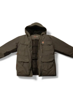 Mörkgrön dunjacka från Fjällräven - Snygg mörkgrön dunjacka från Fjällräven polarkollektion. Nypris ligger på 6599 kr. Jackan är använt vilket man kan ser genom att det finns lite ludd. Men kvaliteten är så hög att denna jacka ändå kommer hålla resten av ditt liv. 