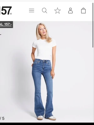 Blå bootcut jeans  - Snygga blå bootcut jeans och klassiska fem fickor. Jeansen har en lätt tvättad look och vida ben som ger en cool siluett. Passar perfekt till sneakers och t-shirt för en avslappnad stil. Skriv om ni har frågor ❤️