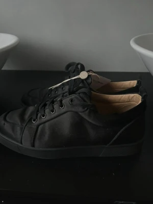 Christian Louboutin skor  - Säljer nu mina äkta Christian Louboutin-skor! Jag accepterar även byten (endast riktiga Louboutin-skor i storlek 40). Mina skor är i storlek 39,5 och har några mindre skador som ni kan se på bilderna! Priset är inte bestämt, kom gärna med förslag! Tveka inte att ställa frågor om ni har några.