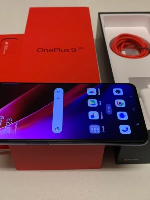 OnePlus 9 5G svart smartphone - Säljer en OnePlus 9 Pro 5G i svart med stor skärm och tunna kanter. Telefonen har en modern design med glas och metall, och levereras med originalkartong och  perfekt för dig som vill ha en snabb och snygg mobil.
