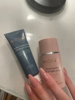 Hickap ansiktskrämer duo - Två ansiktskrämer från Hickap: en blå tub med hydra-hyaluronic 24h dream cream och den rosa: dream barrier day & night cream. Dessa är veganska!! Postar alltid inom 24timmar❤️dom är inte använda