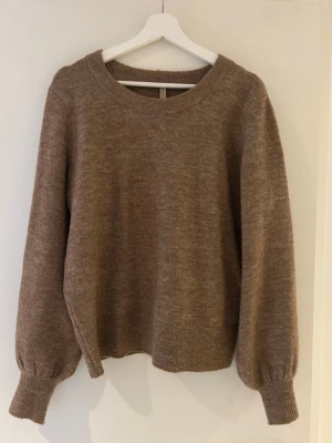 Brun stickad tröja  - Jättefin o skön stickad tröja från Åhléns. Säljer eftersom den inte används. Bra skick, inga defekter endast lite nopprig. Skriv för frågor eller fler bilder ❤️