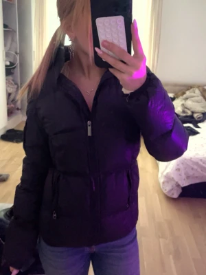 Svart dunjacka - Perfekt vår/ höst jacka, sitter perfekt och är jätte skön att ha på sig, är perfekt för att vara varm under höst och vår, ett hål o ena fickan! 