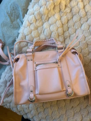 💗 Rosa design by Amor väska 💗 - Fin ljus rosa design by Amor väska aldrig använd, stor storlek 