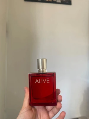 BOSS ALIVE parfum 50ml - (Ordinarie pris 1400kr )Sensuell, uttrycksfull och självsäker • Fragrance family: Woody Ambery Floral • Parfum