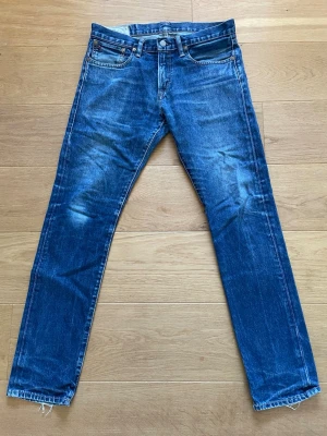Ralph Lauren jeans - Säljer nu dessa tvär goa jeansen från Ralph Lauren. Jeansen har slitna detaljer och en riktigt skön tvätt. Utan några som helst defekter. Hör av er vid mer frågor eller funderingar!