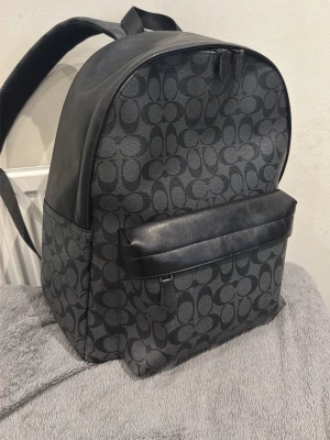 Coach Black backpack - Unisex - ✅ Perfect condition  – Brand new, never worn  💯 100% Authentic products only 📦 Fast shipping ♻️ Shop sustainably, look sharp.  REMINDER: Items can be used and please note that we only resell used clothes we buy online (some are brand new).   We will always tell our customers before buying if item has stains or is damaged. Returning is always possible  Bought in here. If you have anything authentic to sell, let us know because we also buy and sell on here🙂  Thank you!