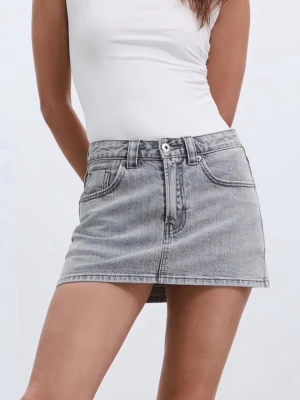 Grå jeanskjol i denim - Trendig grå minikjol i denim. Kjolen har inbyggda shorts under, Aldrig använd!! Det är modellen : D62🩷 perfekt till sommarn!! 