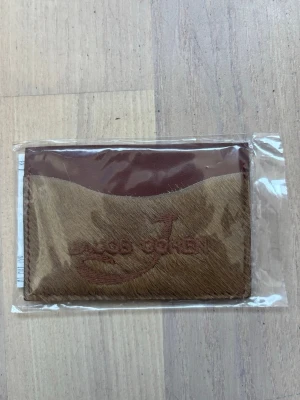 Brun korthållare från Jacob Cohën - Snygg korthållare från Jacob Cohën. Horsehair. Köpt i handpickeds outlet i Italien, kvitto finns. Helt ny bara öppnad. Vid snabbköp följer även scarfen med.