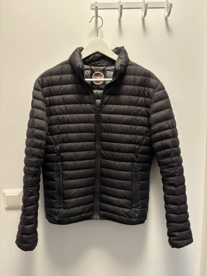 Colmar jacka - Tjena! Säljer min colmar jacka. Jackan är i lättvikts dun och håller värmen nu på våren. Jackan är storlek S men är lite mindre i storleken. Hör av dig vid frågor!