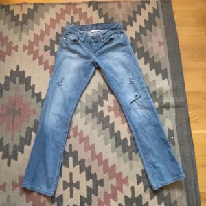 Levis jeans med hål - Sjukt fina men passar mig tyvärr inte ❤️