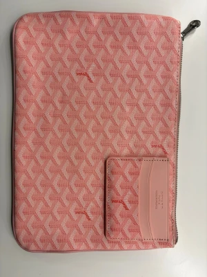 Rosa korthållare/datorfodral med mönster - Korthållare och en datorfodral till salu, med rosa mönster, hela nya oanvända i perfekt skick, korthållare håller upp till 4 kort + kontanter, datorfodral passar mackbook, dell laptop och annat! (Båda säljs tillsammans)