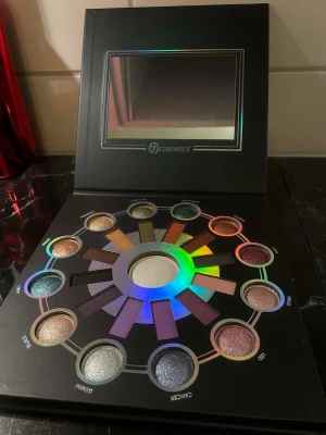 Zodiac ögonskuggspalett bh cosmetics - Zodiac ögonskuggspalett från bh cosmetics med 25 färgstarka nyanser och en highlighter. Paletten har både matta och skimrande skuggor i lila, blå, grön, rosa, guld, silver, brun och orange toner. Kommer i en snygg förpackning med spegel.