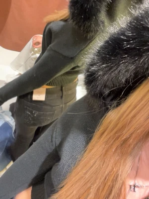 hoodie med fluff - jättefin hoodie med fluff på luvan, använt 2 gånger. nypris 399. 