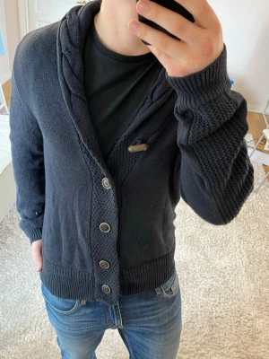 Stickad cardigan  - Cardigan | Mycket bra skick | Size -  | Pris 349 | Hör av dig vid minsta fråga eller fundering📩