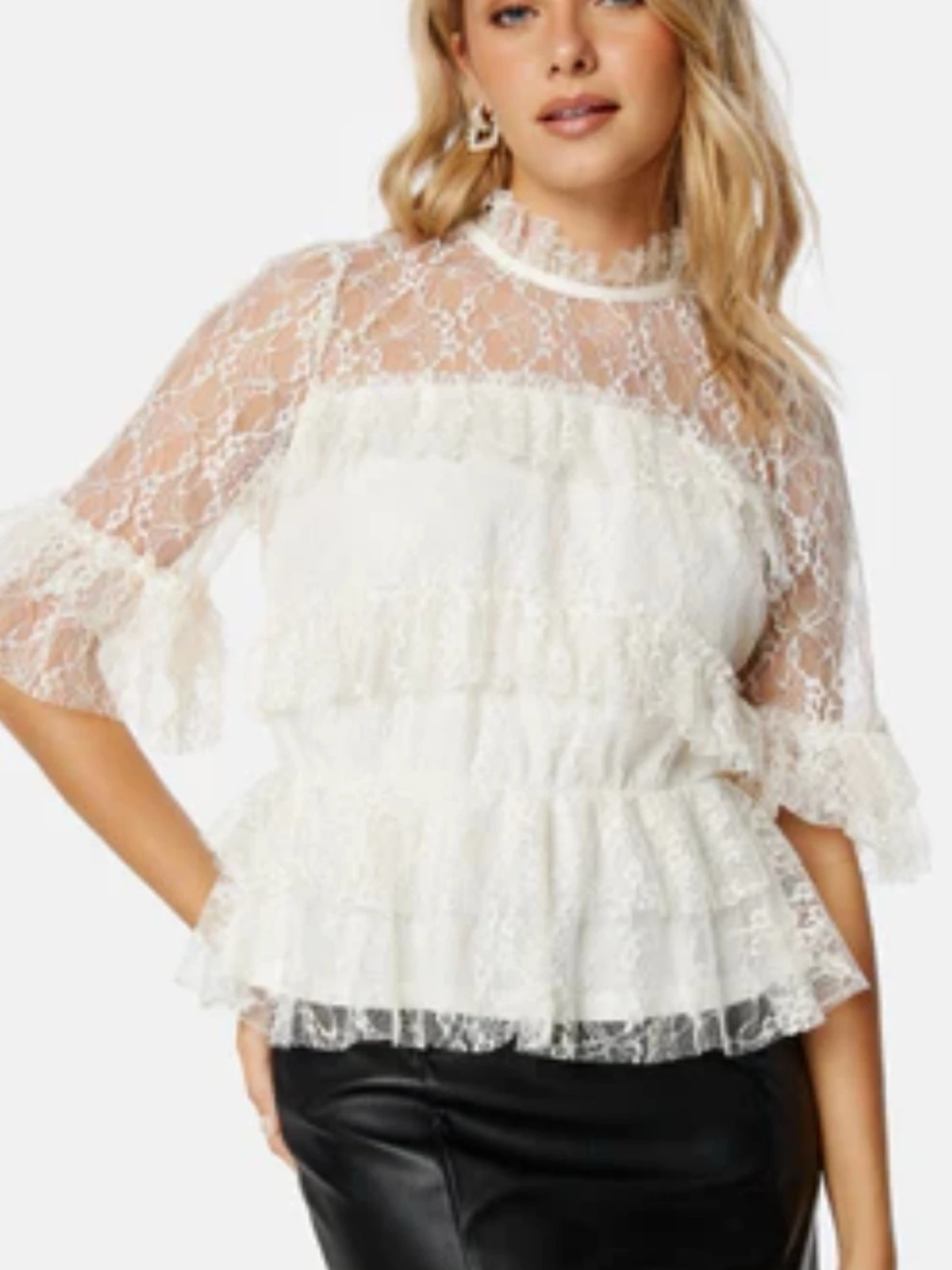 Vit spetsblus med volanger