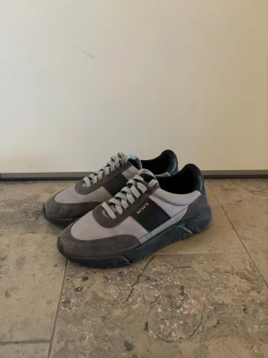 Axel Arigato Genesis - Ett par Arigato skor som jag inte har någon användning för, köpta på Care of Carl för 2700kr.    Storlek 41 EU / UK 7