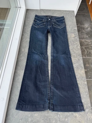 Lågmidjade jeans y2k - Så snygga jeans som tyvärr inte passar mig och har därför ingen bild på! Midjemått tvärsöver: 40cm Midjehöjd: 22cm Inerbens längd: 84cm💕