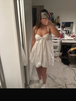 Studentklänning - Jättefin vit kort klänning perfekt till studenten! Passar S-M. Slutsåld online! Passa på med gratis frakt!