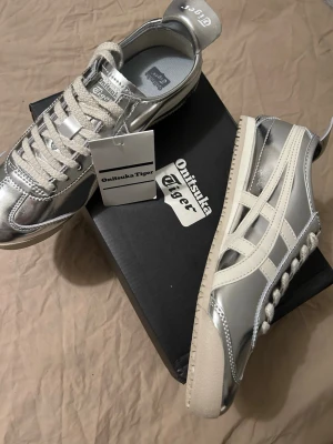 Onitsuka Tiger Mexico 66 silver 42 EU streetwear shoe y2k fashion cool special 😎 - Säljer dessa silverfärgade Onitsuka Tiger Mexico 66!! I storlek 42 EU, passar dig med 41-42 ;) nya och oanvända Skriv till  mig vad som helst och bud, jag svarar riktigt snabbt! Jag skickar nästa eller så snart som möjligt~😎