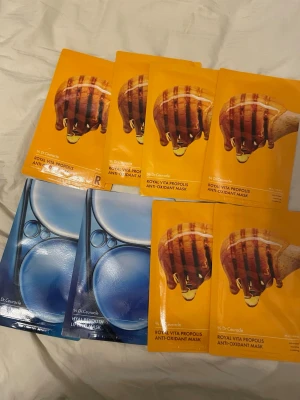 Dr. Ceuracle ansiktsmasker hyal reyouth & vita propolis mix 8st - Ett mixpaket med Dr. Ceuracle ansiktsmasker, både Royal Vita Propolis Anti-Oxidant Mask i gul förpackning och Hyal Reyouth Lifting Mask i blå förpackning. Perfekt för dig som vill boosta huden med fukt och näring. Engångsmasker i smidiga förpackningar.