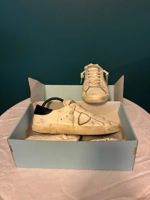 Philippe Model - Säljer nu mina fräscha Philippe Model skor   I fint skick o riktigt sköna   Box medföljer givetvis🙌