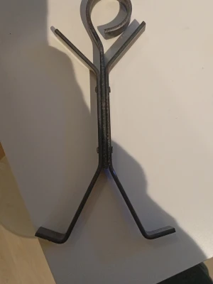 Metalgubbe - Dekoration i form av en sträckgubbe. Perfekt för dig som vill ha något nytt i ditt hem.