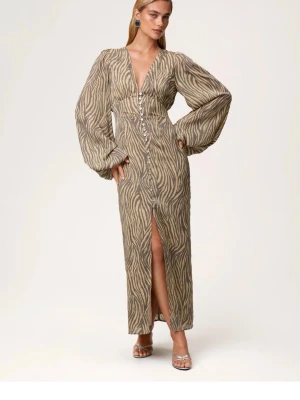 Zebramönstrad långklänning adoore - Hej! Söker ett byte på denna klänning från adoore!! Har du en likadan i storlek 34 och vill byta till en 38 (dock insydd i midjan så skulle säga att den passar en 36) hör av dig💞💞💞💞💞