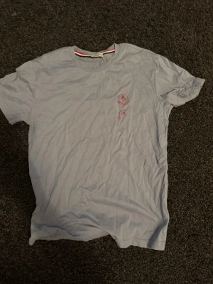 Ljusblå Moncler t-shirt  - Snygg ljusblå t-shirt från Moncler 