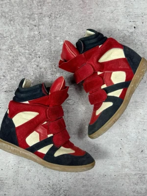 Isabel Marant röda high top sneakers - Skit snygga isabel marant! Inte använda av mig men gott skick! Inte mina bilder