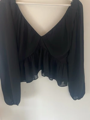 Svart blus - Jättefin blus. Märket och storleken är tågvärd bortklippta men storleken är ungefär S-M 