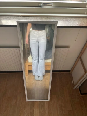 Vita Jeans  - Säljer dessa skitsnygga jeansen från Shein! Helt oanvända då jag tycker dem är för korta (är 165cm lång) och lite för högmidjade för min smak. Däremot har jag rätt kort överkropp så de är nog inte fel på byxorna💛 Dem sitter skitsnyggt i rumpan o formar den otroligt! Väldigt sköna också för den delen!💛Helt nya och endast testade förövrigt💛