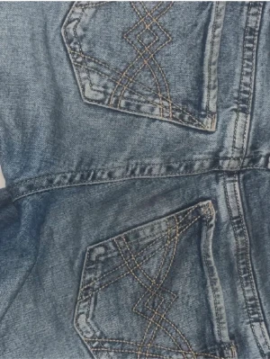 Blå jeans med broderade bakfickor - Snygga blå jeans med unika broderade detaljer på bakfickorna. Jeansen har klassisk passform och är tillverkade i denim med kontrastsömmar. Perfekta för dig som vill ha ett coolt och personligt inslag i garderoben.