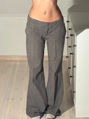 Lågmidjade randiga kostymbyxor  - Kostymbyxor med vida ben. Midjemått: 38cm. Innerbenslängd: 81cm. (Storlek 38.) Kolla in min profil, följ för fler plagg🙌