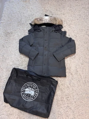  Canada Goose jacket - Size M, good quality brand new
