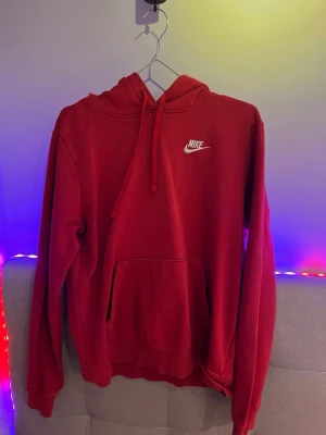 Nike hoodie - Jag säljer min röda Nike hoodie som är i bra skick och inget söndrigt. Den är i storlek S och hade kunnat sitta lite som M.