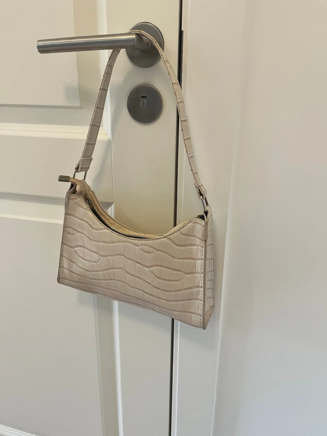 Beige axelremsväska i krokopräglat skinn - 1