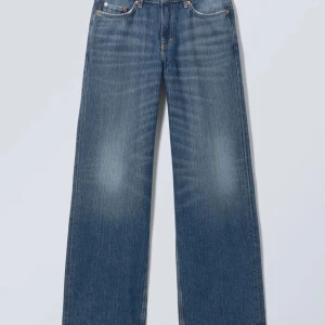 Weekday Ample Low Loose Jeans blå - Jag säljer dessa jättesnygga low waist loose wide leg jeansen i storlek W24/L30. Innerbenslängd: 73 cm. Midja tvärsöver: 35 cm. De är från weekday i modellen ample, har mycket bra skick då de har använts fåtal gånger! 
