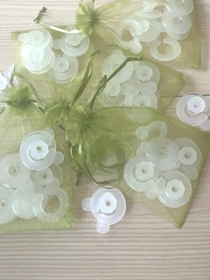 Sängklämmor 2st med 8 Sängklämmor tot - Sängklämmor så att täcket inte rör runt i påslakanet. 2st med 8 Sängklämmor tot